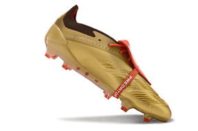 Chuteira Adidas Predator Elite Tongue FG - Dourada e Branca em ângulo, destacando design e tecnologia avançada.