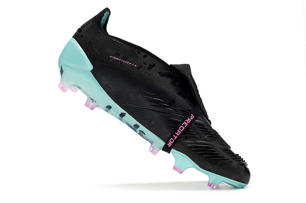 Chuteira Adidas Predator Elite Tongue FG - Preta e Ciano destacando design moderno e tecnologia de controle de bola.