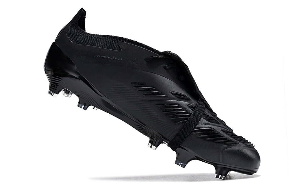 Chuteira Adidas Predator Elite Tongue FG - Preta em ângulo lateral, projetada para desempenho em campo.