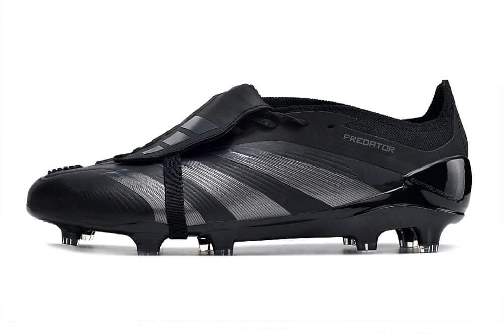 Chuteira Adidas Predator Elite Tongue FG - Preta vista lateral, destacando design em preto e sola FG para desempenho em campos naturais.