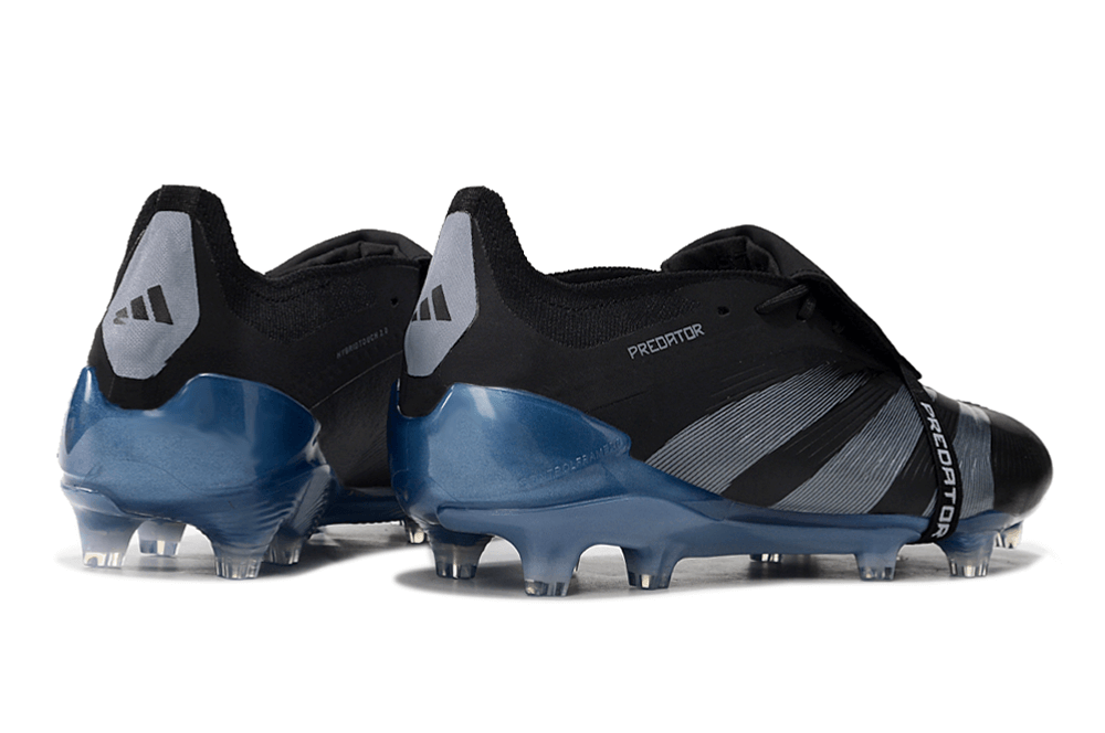 Chuteira Adidas Predator Elite Tongue FG - Preta e Azul, display do calçado de futebol com design e tecnologia avançada.