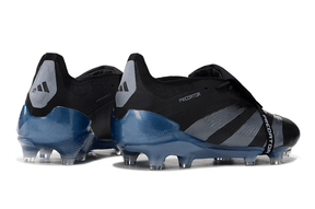 Chuteira Adidas Predator Elite Tongue FG - Preta e Azul, display do calçado de futebol com design e tecnologia avançada.