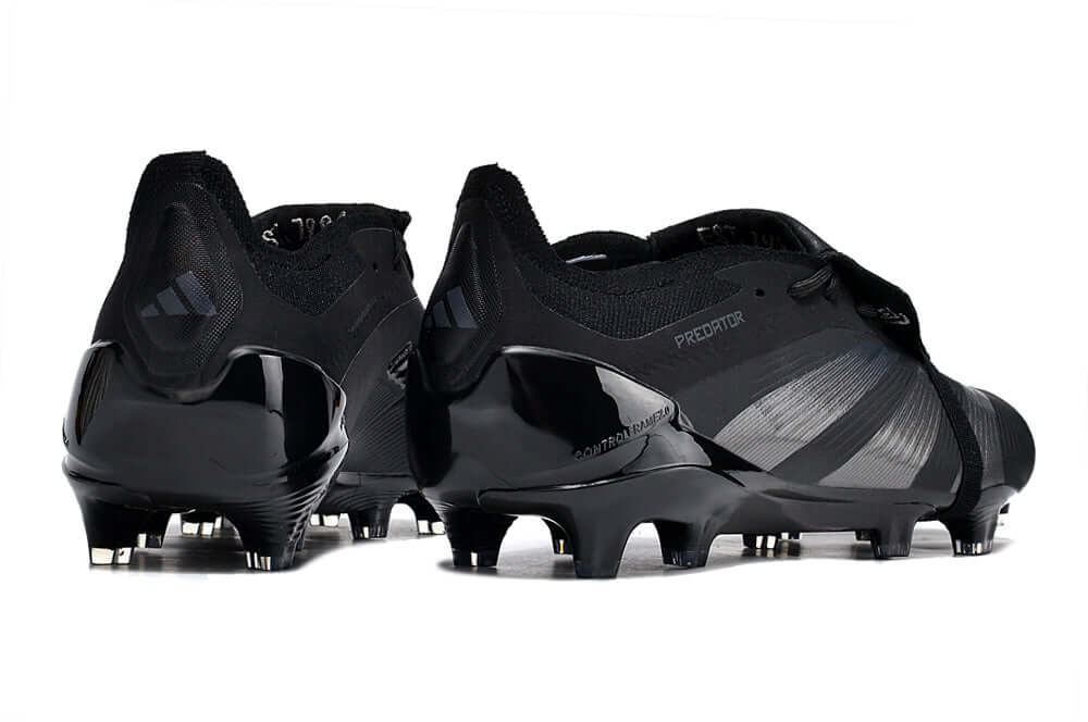 Chuteira Adidas Predator Elite Tongue FG - Preta vista traseira com detalhes em preto e cinza.