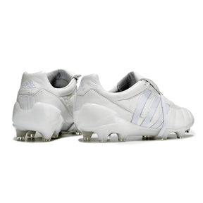 Chuteira Adidas Predator Mania Elite FG Branca - Campo, vista traseira, detalhes em branco e estilo icônico.