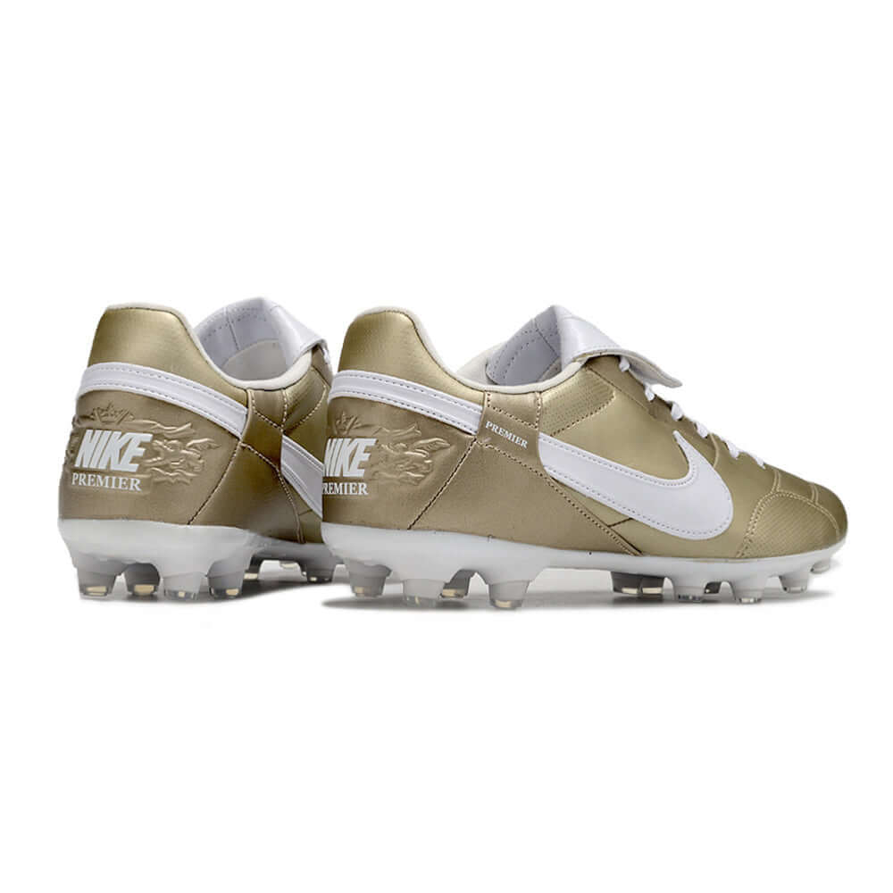 Chuteira Campo Nike Premier 3 FG Dourada com detalhes em branco, ideal para futebol em campos naturais.
