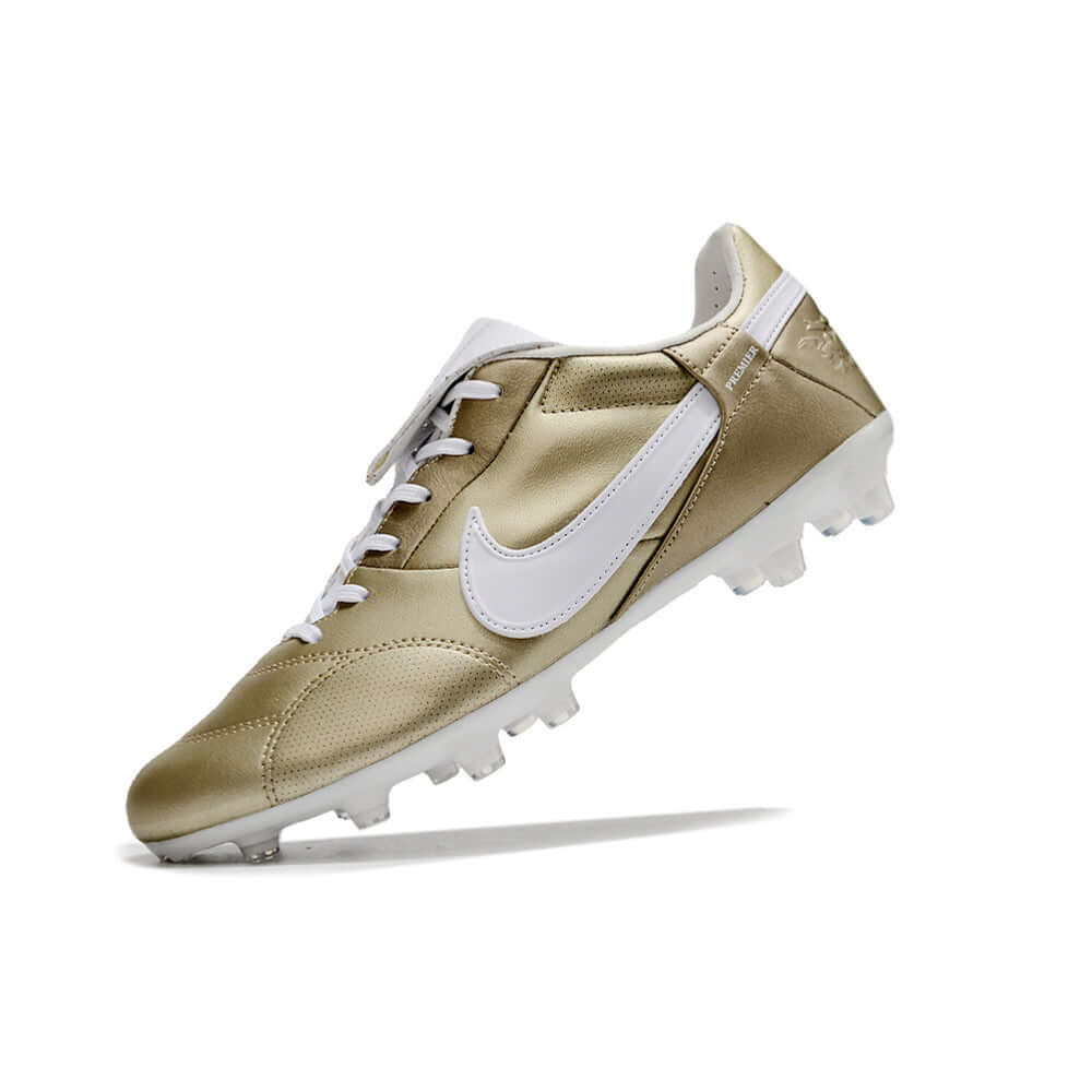 Chuteira Campo Nike Premier 3 FG Dourada com design elegante em dourado e branco, ideal para futebol.