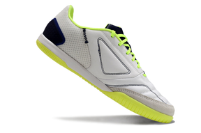 Chuteira Futsal Adidas Competition Top IC Branca e Amarela em foco, destacando design moderno e cores vibrantes.