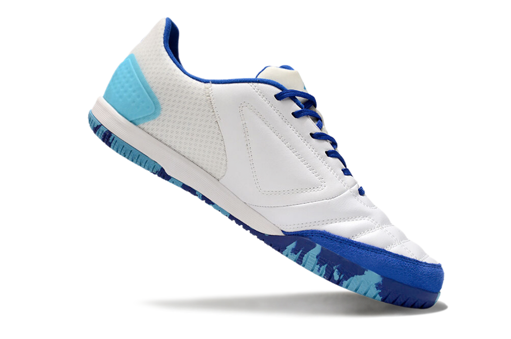 Chuteira Futsal Adidas Competition Top IC Branca e Azul com design elegante e contemporâneo para desempenho em futsal.