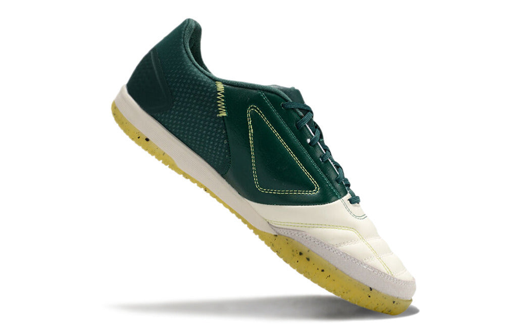 Chuteira Futsal Adidas Competition Top IC Branca e Verde em destaque com design elegante e confortável.