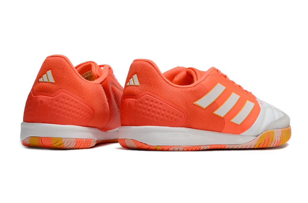 Chuteira Futsal Adidas Competition Top IC Branca e Laranja vista traseira com detalhes em laranja e branco.