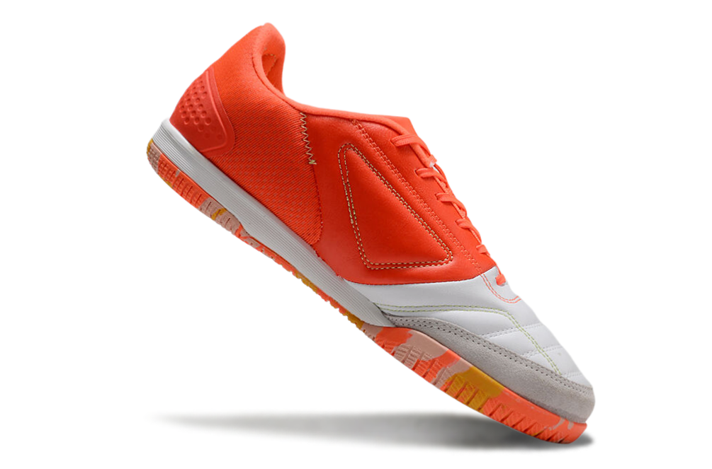 Chuteira Futsal Adidas Competition Top IC Branca e Laranja em destaque com design vibrante e desempenho superior.