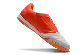 Chuteira Futsal Adidas Competition Top IC Branca e Laranja em destaque com design vibrante e desempenho superior.