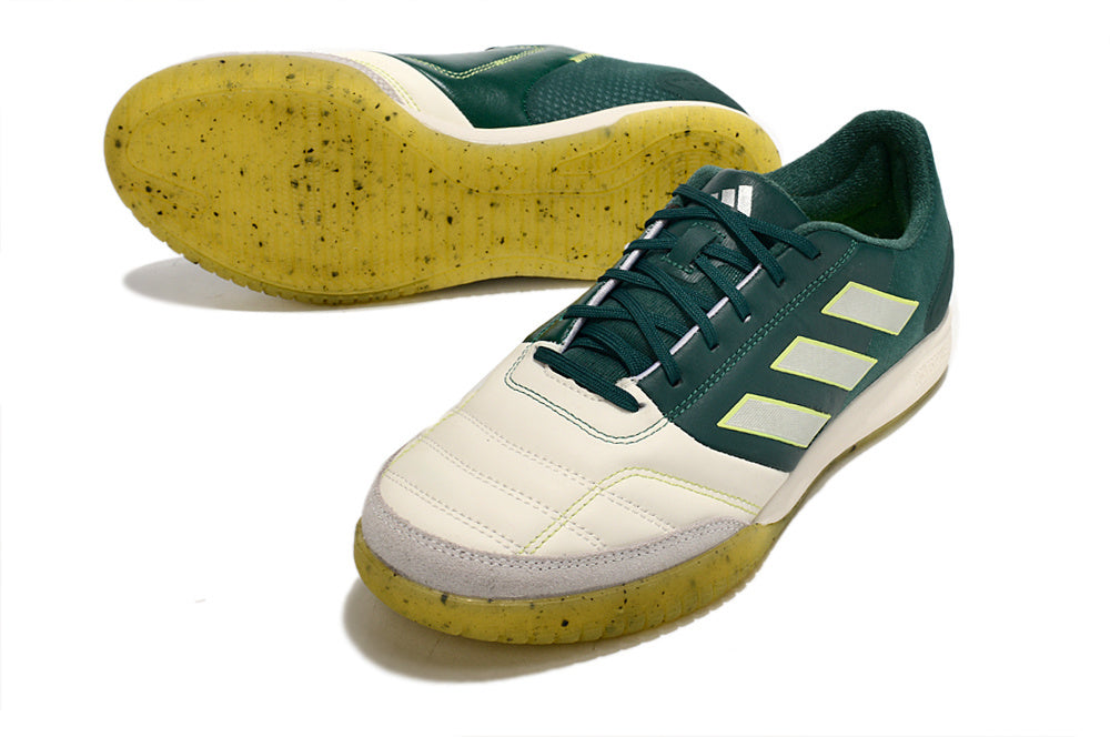 Chuteira Futsal Adidas Competition Top IC Branca e Verde com design moderno e sola adequada para superfícies internas.