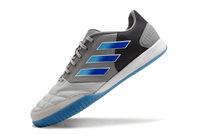 Chuteira Futsal Adidas Competition Top IC Cinza e Azul em angulação dinâmica, destacando design moderno e sofisticado.