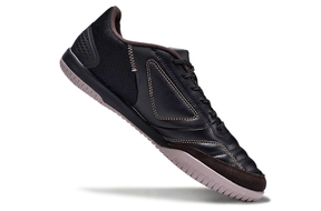 Chuteira Futsal Adidas Competition Top IC Preta lado esquerdo com detalhe em couro e sola emborrachada.