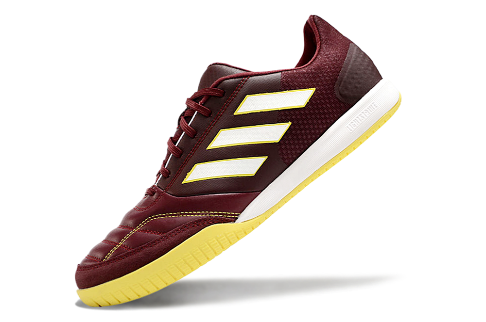 Chuteira Futsal Adidas Competition Top IC Preta e Branca em movimento, ideal para desempenho em recintos fechados.