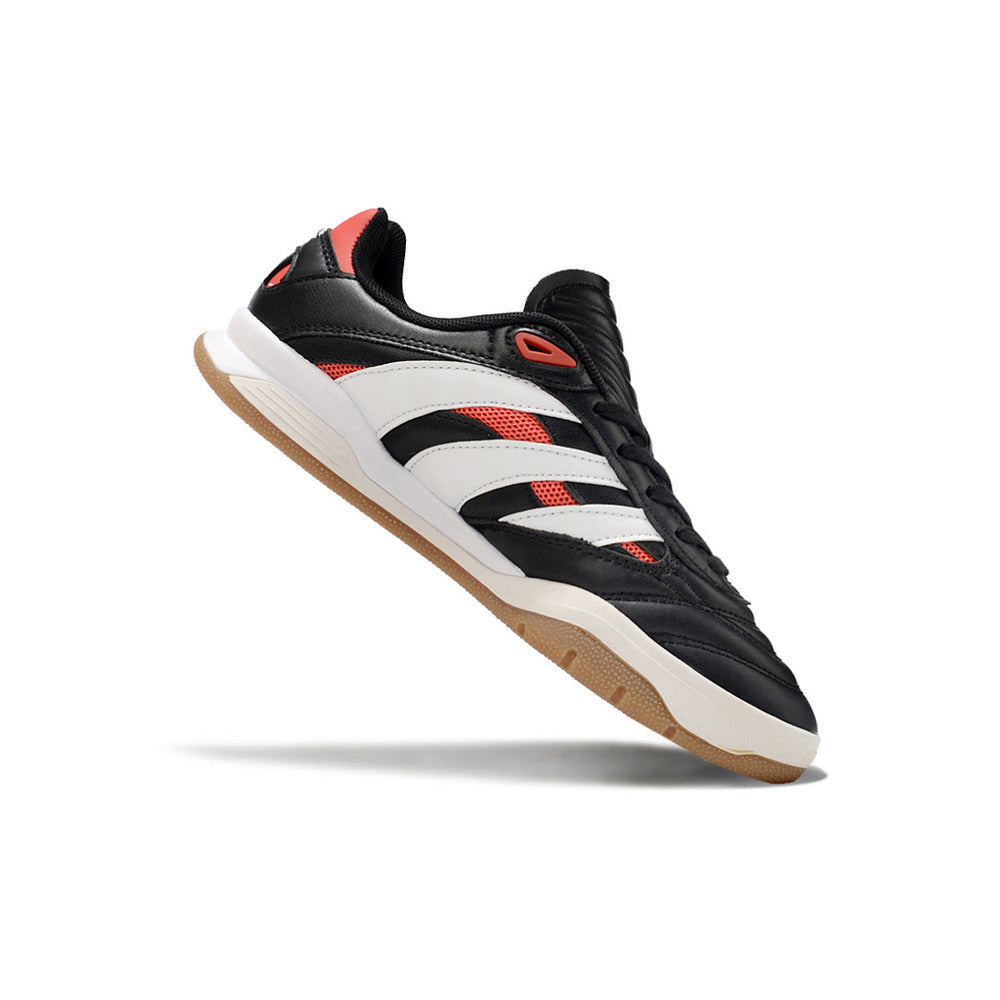 Chuteira Futsal Adidas Copa Mundial IC Preta e Branca em ângulo, destacando design moderno e solado ideal para quadra.