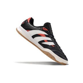Chuteira Futsal Adidas Copa Mundial IC Preta e Branca em ângulo, destacando design moderno e solado ideal para quadra.