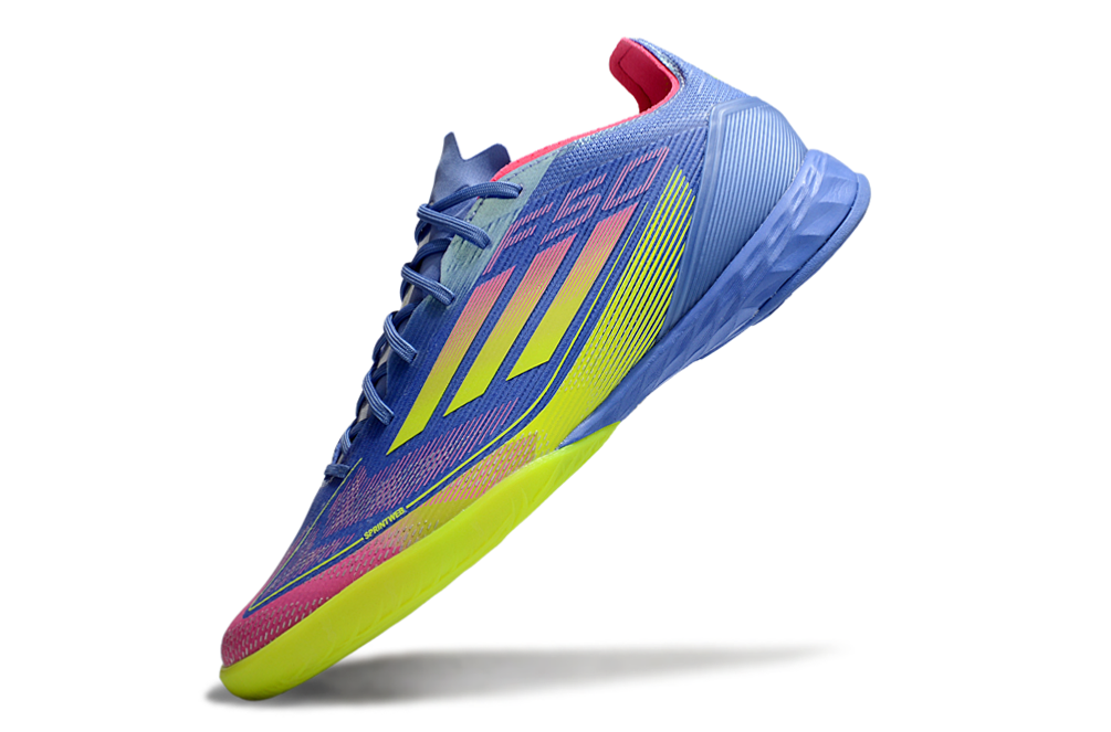 Chuteira Futsal Adidas F50 IC Azul e Amarela em ângulo, destacando seu design vibrante e moderno.