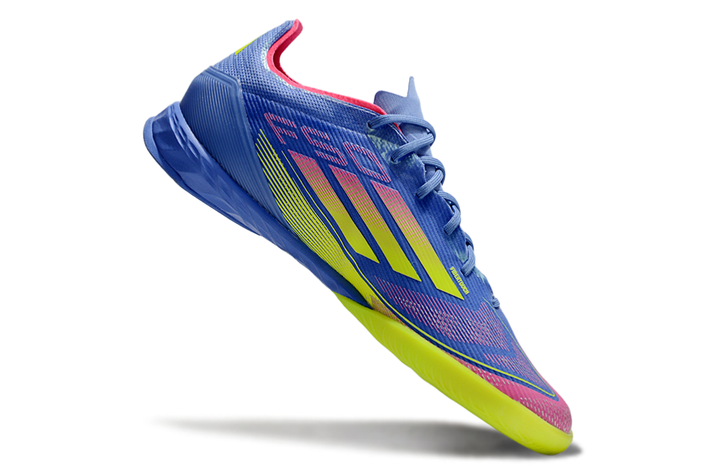 Chuteira Futsal Adidas F50 IC Azul e Amarela com design energético e cores vibrantes.