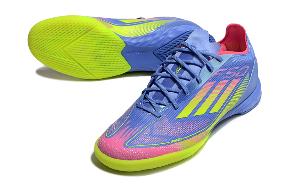 Chuteira Futsal Adidas F50 IC Azul e Amarela com design energético e cores vibrantes.