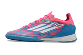 Chuteira Futsal Adidas F50 IC Azul e Rosa, design moderno e arrojado para futsal em ambientes interiores.