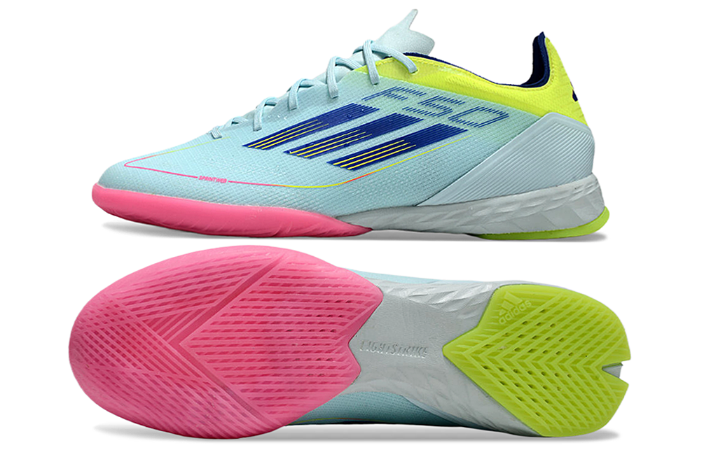 Chuteira Futsal Adidas F50 IC Azul, Rosa e Amarelo com design vibrante e sola otimizada para desempenho em quadra.