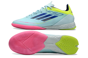 Chuteira Futsal Adidas F50 IC Azul, Rosa e Amarelo com design vibrante e sola otimizada para desempenho em quadra.