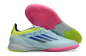 Chuteira Futsal Adidas F50 IC Azul, Rosa e Amarelo, com design vibrante, ideal para desempenho em quadras internas.