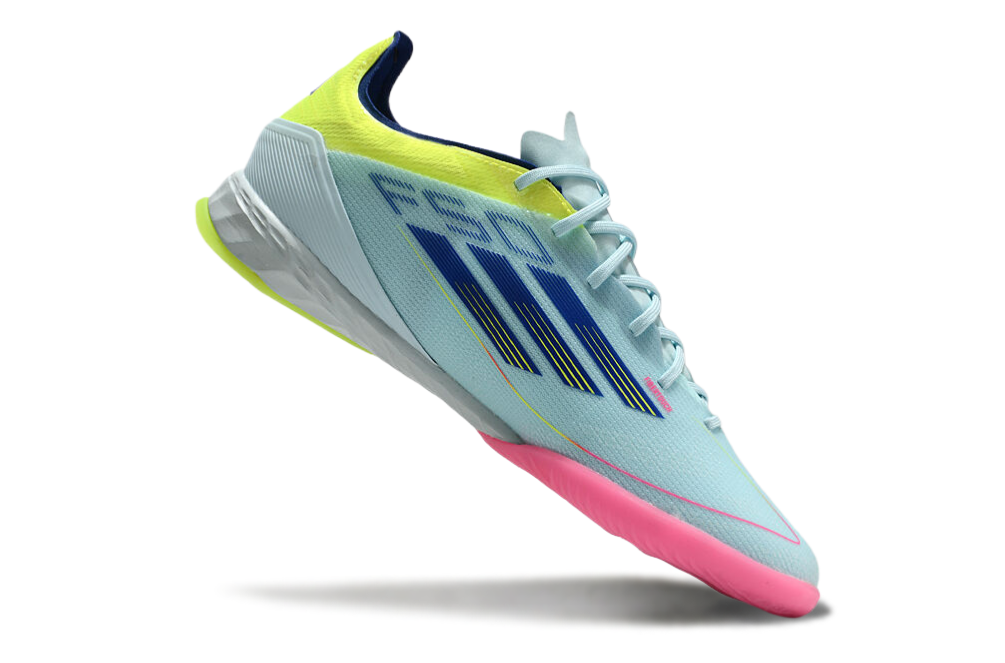 Chuteira Futsal Adidas F50 IC Azul, Rosa e Amarelo com design vibrante ideal para futsal