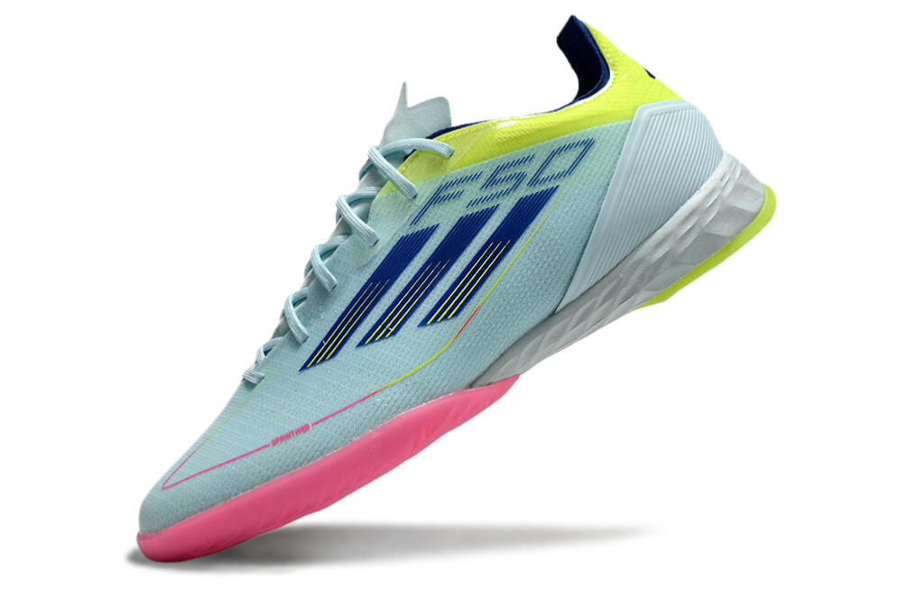 Chuteira Futsal Adidas F50 IC Azul, Rosa e Amarelo com design vibrante e moderno para futsal.