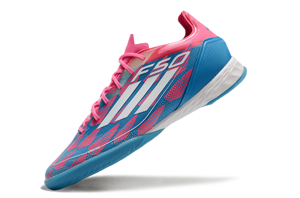 Chuteira Futsal Adidas F50 IC Azul e Rosa em ângulo, destacando design moderno e cores vibrantes.
