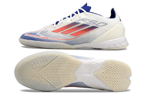 Chuteira Futsal Adidas F50 IC Branca, Azul e Vermelha com design moderno e sola de alta performance.