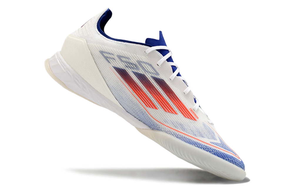Chuteira Futsal Adidas F50 IC Branca, Azul e Vermelha em ação com design inovador e tecnologia de ponta.