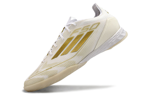 Chuteira Futsal Adidas F50 IC Branca e Dourada com design elegante e tecnologia avançada.