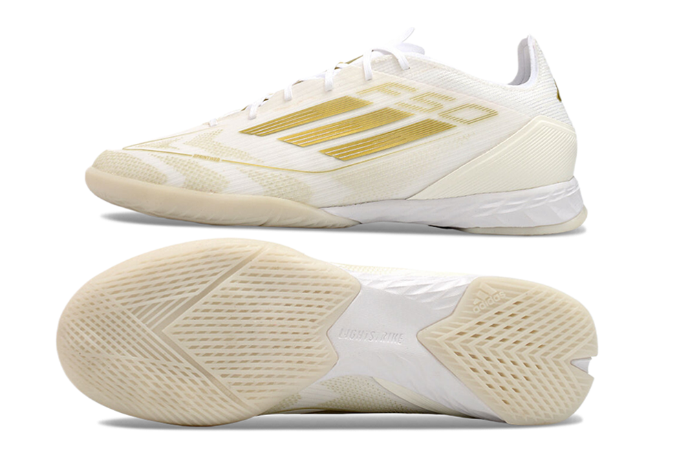 Chuteira Futsal Adidas F50 IC Branca e Dourada, vista lateral e sola, design elegante e desempenho em quadra.