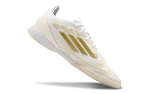 Chuteira Futsal Adidas F50 IC Branca e Dourada vista lateral com design elegante em branco e dourado.