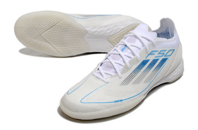 Chuteira Futsal Adidas F50 IC Branca e Azul com design avançado para alto desempenho em quadras interiores.