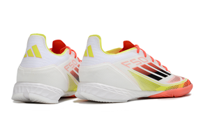 Chuteira Futsal Adidas F50 IC Branca e Verde vista traseira com detalhes em amarelo e laranja.