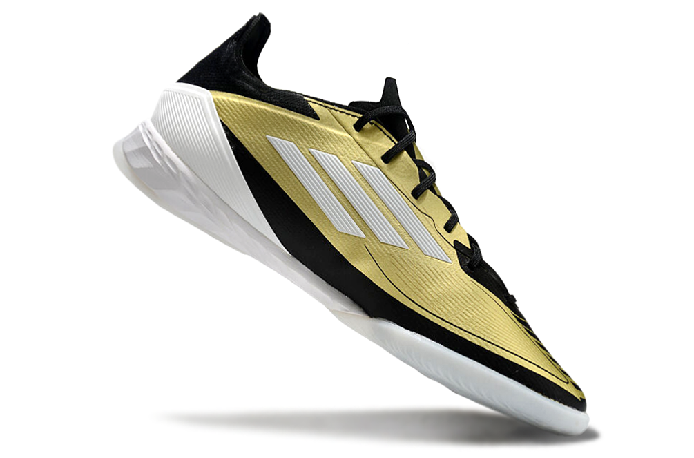 Chuteira Futsal Adidas F50 IC Dourada "Messi" em destaque, ideal para jogos interiores.