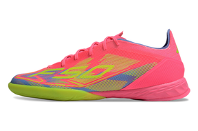 Chuteira Futsal Adidas F50 IC Mystic Pack em vermelho vibrante com detalhes coloridos, ideal para desempenho no futsal.