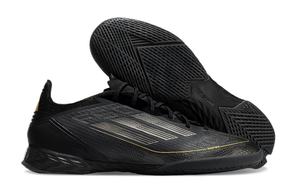 Chuteira Futsal Adidas F50 IC Preta com design minimalista e sola de borracha para quadras interiores.