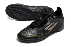 Chuteira Futsal Adidas F50 IC Preta com design minimalista e tecnologia de aderência para quadras interiores.