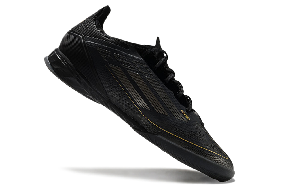 Chuteira Futsal Adidas F50 IC Preta com design minimalista e tecnologia IC para melhores desempenhos em quadras interiores.