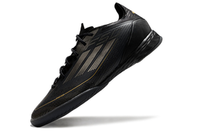 Chuteira Futsal Adidas F50 IC Preta em destaque, ideal para desempenho em quadras interiores.