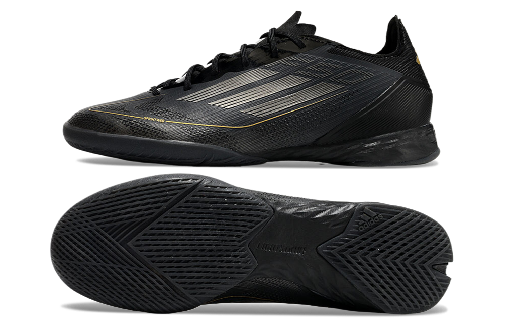 Chuteira Futsal Adidas F50 IC Preta com design elegante e sola projetada para quadras interiores.