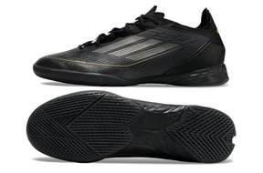 Chuteira Futsal Adidas F50 IC Preta com design elegante e sola projetada para quadras interiores.