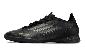 Chuteira Futsal Adidas F50 IC Preta lateral com design minimalista e tecnologia avançada