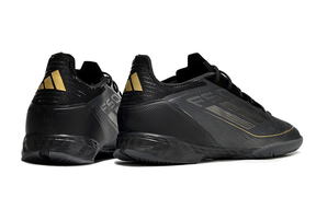 Chuteira Futsal Adidas F50 IC Preta com detalhes em dourado, vista traseira, ideal para quadras internas.