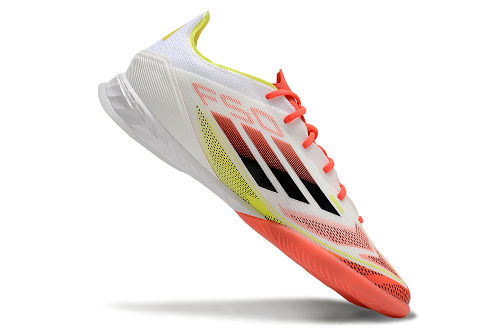 Chuteira Futsal Adidas F50 IC Pure Victory Pack em destaque, ideal para desempenho em jogos de futsal.